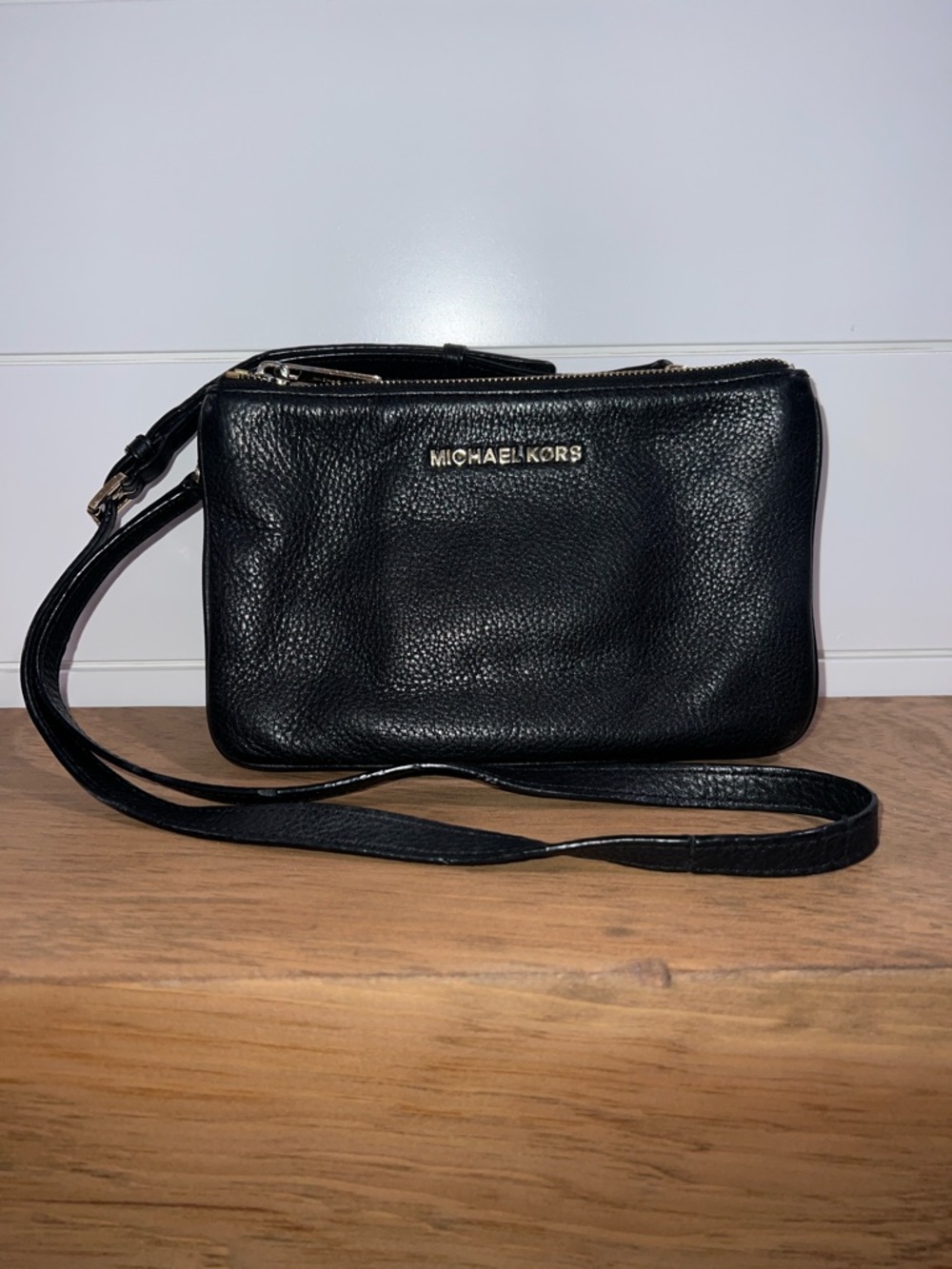 Michael Kors Jet Set Travel Pebbled Black Leather Crossbody Pouch with Gold Logo - Picture 1 of 16